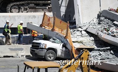 Из-под завалов рухнувшего моста в Майями достали два автомобиля