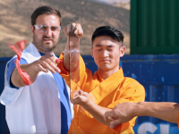 Невероятное зрелище: шаолиньские монахи бросают пробивающие насквозь стекло иглы (видео)