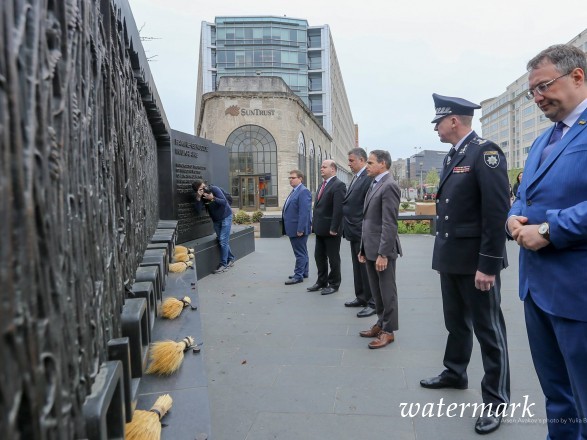 Аваков и Аброськин в США: возложили колоски у Мемориала жертвам Голодомора