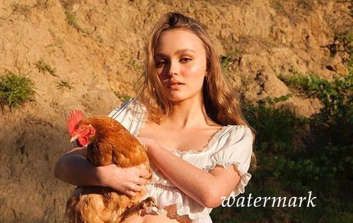 Лили-Роуз Депп сфотографировалась с курицей