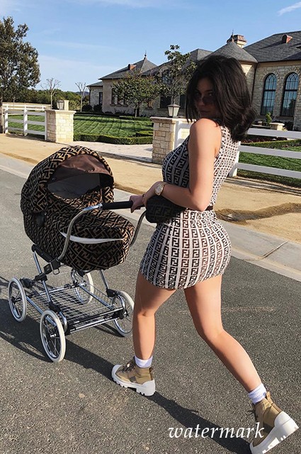 Юная мать Кайли Дженнер поделилась горячим фото с прогулки