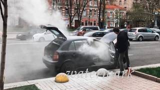 В центре Киева на ходу вспыхнул автомобиль