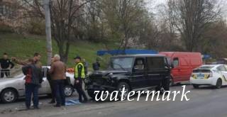 В Киеве опьяненный труженик автомойки угнал и разбил крутой джип Медведчука