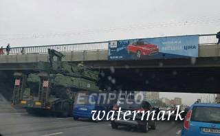 В Киеве тягач с военной техникой застрял под мостом. Движение каров парализовано