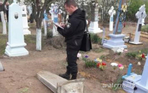 В Одесской области ребенка убила могильная плита
