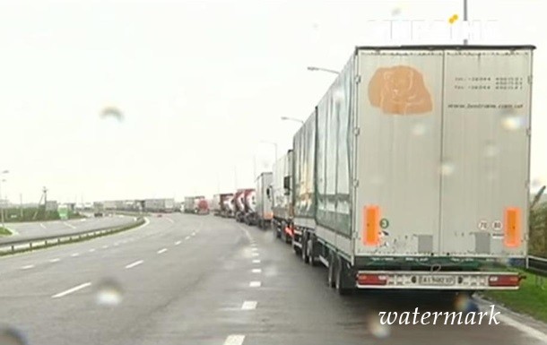 На границе с Польшей застряли сотни фур