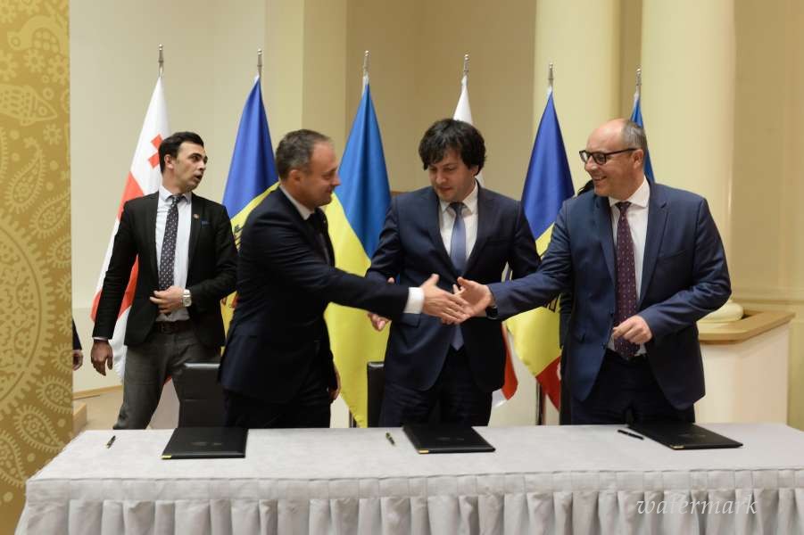 «Підписання статуту Міжпарламентської асамблеї України, Грузії і Молдови на Інавгураційній сесії заклало інституційні підвалини для майбутнього наших відносин, для нашого майбутнього шляху, для наших майбутніх перемог», - Андрій Парубій
