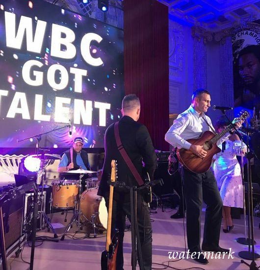 Виталий Кличко и Маурисио Сулейман спели хит The Beatles на вечере талантов WBC (Видео, Фото)